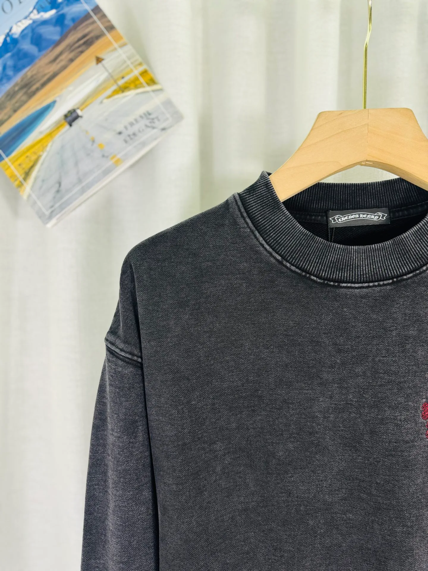 P270 top version, real shot without P, ​​different from market currency) 𝗖𝗵𝗿𝗼𝗺𝗲 𝗛𝗲𝗮𝗿𝘁𝘀/Cro Heart 2025 washed patch embroidery autumn and winter new original single counter American laser burnt 3D three-dimensional color embroidered couple casual sweatshirt 👑The highest version! Customized fabric 430g tripe terry fabric! American acid-washed and distressed original fabric laser burnt ✟appliqué embroidery and exquisite embroidery of letters! The best-selling model in the counter, very comfortable to wear. Accessories: original molded and authenticated collar label➕100% silk wash label. Genuine purchase-grade original hangtag➕matching hanging rope➕3D hanging beads➕original packaging bag. Craftsmanship: The original version has consistent wiring! The highest version of the armhole matching technique! Color: Gray Black Size: S M L XL Style No.: 9301